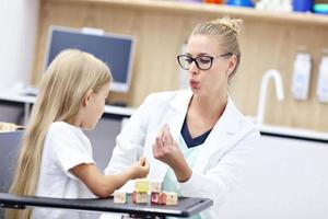 linda niña en la oficina del terapeuta del habla foto