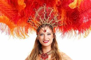 Mujer brasileña posando en traje de samba sobre fondo blanco. foto