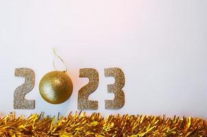 feliz año nuevo 2023. números dorados navidad fondo blanco foto