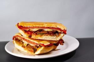 torta mexicana caprichosa grande con milanesa de cerdo, jamón de pierna y queso foto