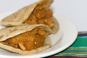 gorditas mexicanas de migajas con chicharrones y chile foto