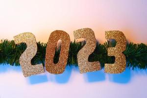 feliz año nuevo 2023. números dorados navidad fondo blanco foto