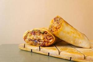 burrito pastor mexicano con carne y salsa picante foto