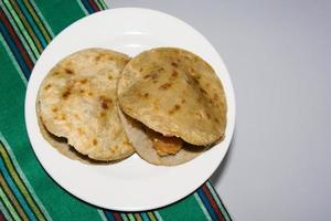 gorditas mexicanas de migajas con chicharrones y chile foto