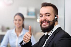 hombre feliz en call center foto