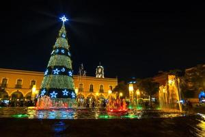 bengalas en forma de árbol de Navidad sobre fondo negro foto