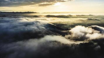 vista aérea del paisaje amanecer sobre las nubes luz dramática foto