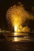 el fondo de fuegos artificiales de colores abstractos ilumina el cielo con una exhibición deslumbrante foto