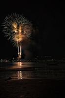 el fondo de fuegos artificiales de colores abstractos ilumina el cielo con una exhibición deslumbrante foto