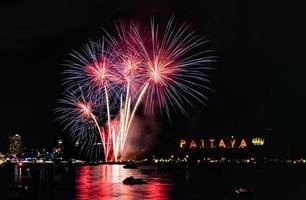 el fondo de fuegos artificiales de colores abstractos ilumina el cielo con una exhibición deslumbrante foto