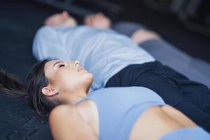 grupo de personas haciendo ejercicio en un gimnasio foto