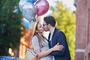 pareja adulta besándose en el paseo por la ciudad foto