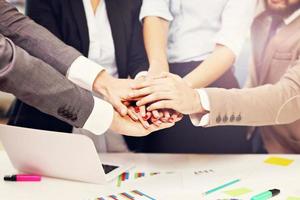 manos de empresarios trabajando en equipo foto