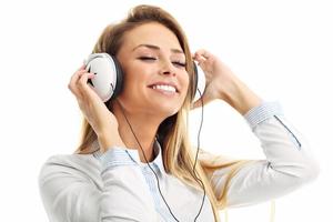 mujer con auriculares escuchando música - aislada foto