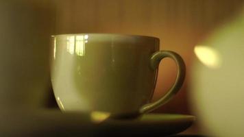 wit mok met thee Aan een tafel in de cafe video