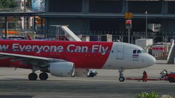 phuket, tailândia, 26 de novembro de 2016 - airasia airbus 320 hs bbp antes da partida. vista do último andar do hotel centara grand west sands resort phuket video