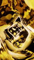gouden metalen vloeistof vloeiende in gewichtloosheid. verticaal lusvormige video