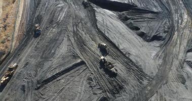 aérea 4k ultra alta definição aérea de tratores no canteiro de obras. video