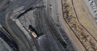 aérea 4k ultra alta definição aérea de tratores no canteiro de obras. video