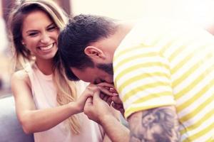 una foto de una pareja romántica comprometiéndose