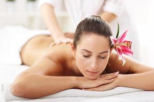 bella mujer recibiendo masajes en el spa foto