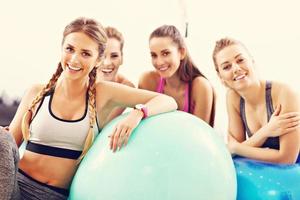 grupo de personas sonrientes haciendo aeróbicos con pelotas foto