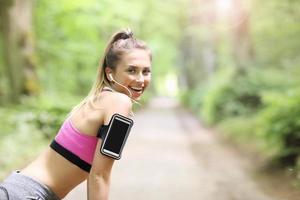 mujer corriendo en el bosque foto