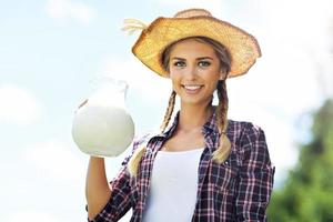 mujer joven con leche orgánica fresca foto