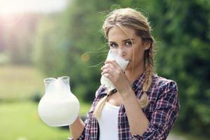 mujer joven con leche orgánica fresca foto