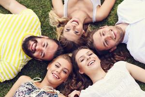 grupo de amigos divirtiéndose juntos en el césped foto