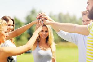 grupo de amigos divirtiéndose juntos en el césped foto