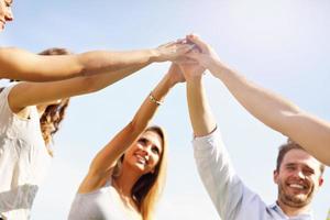 grupo de amigos divirtiéndose juntos en el césped foto