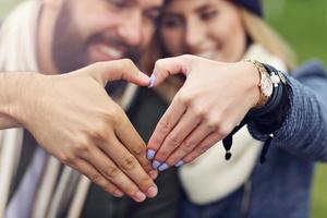 imagen que muestra una pareja joven feliz saliendo en la ciudad foto