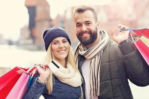 feliz pareja de compras en la ciudad foto