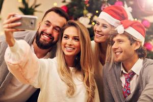 grupo de amigos divirtiéndose durante la navidad foto