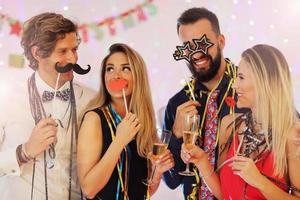 imagen que muestra a un grupo de amigos divirtiéndose en una fiesta foto