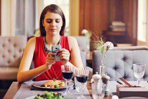 mujer aburrida sola en el restaurante foto