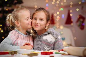 hermanitas felices preparando galletas navideñas foto