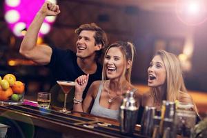 grupo de amigos disfrutando de una bebida en el bar foto