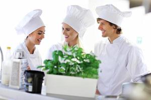 chefs ocupados trabajando en la cocina del restaurante foto