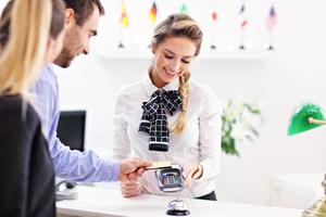 gente pagando en la recepción del hotel foto