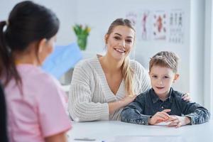 niño pequeño que tiene examen médico por pediatra foto