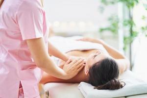 mujer adulta durante un masaje relajante en el spa