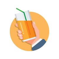 jugo de naranja en el icono de la mano en estilo plano. Ilustración de vector de bebida de frutas sobre fondo aislado. concepto de negocio de signo de bebida cítrica.