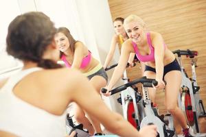 grupo de mujeres en clase de spinning foto