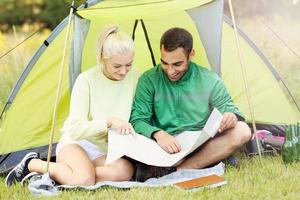 pareja acampando en el bosque y viendo el mapa foto