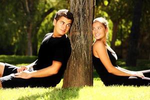 pareja joven y un árbol foto