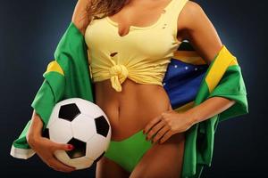 fanático brasileño feliz animando con la bandera foto