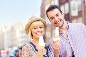 pareja joven comiendo helado foto