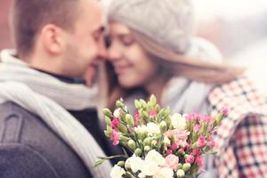 flores y pareja besándose en el fondo foto